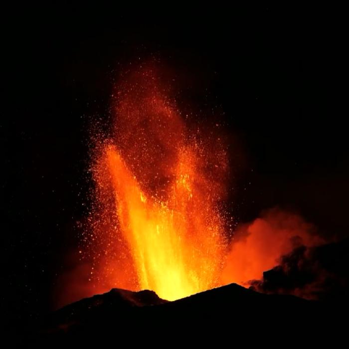 Erupția vulcanului Etna a perturbat traficul aerian din Italia