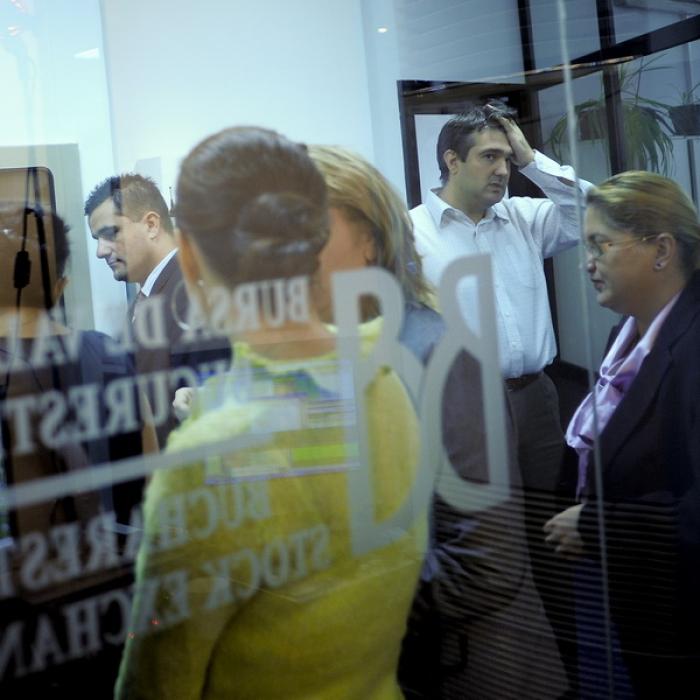 Bursa închide în scădere. Hidroelectrica rămâne lider la valoarea tranzacțiilor