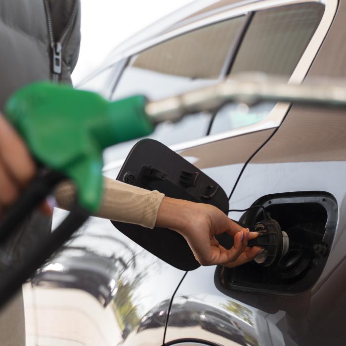 Benzina, tot mai scumpă. Cât costă să faci un plin astăzi, 21 august  