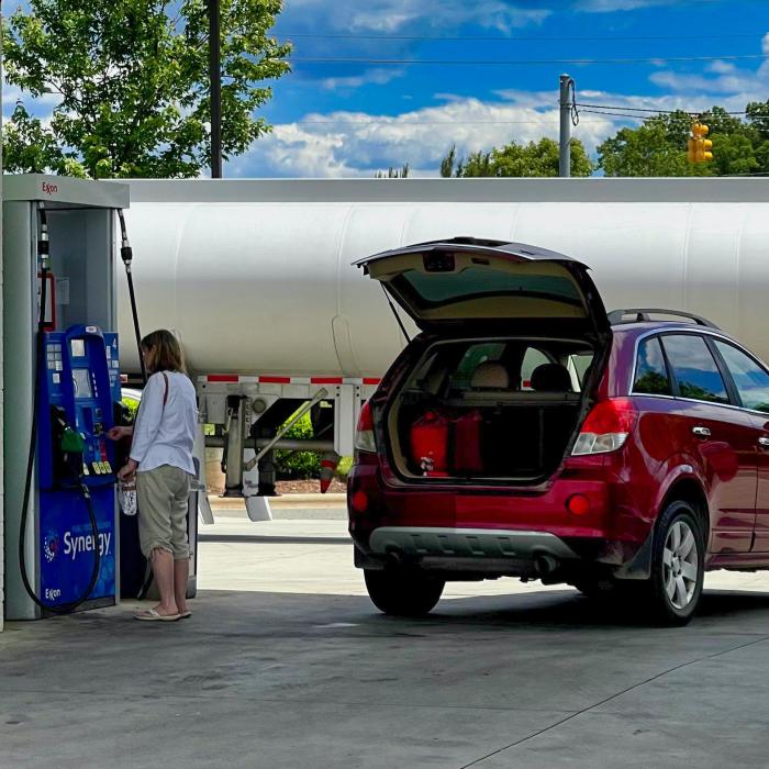 Prețul benzinei, în scădere astăzi, 24 august. Cât costă litrul de motorină