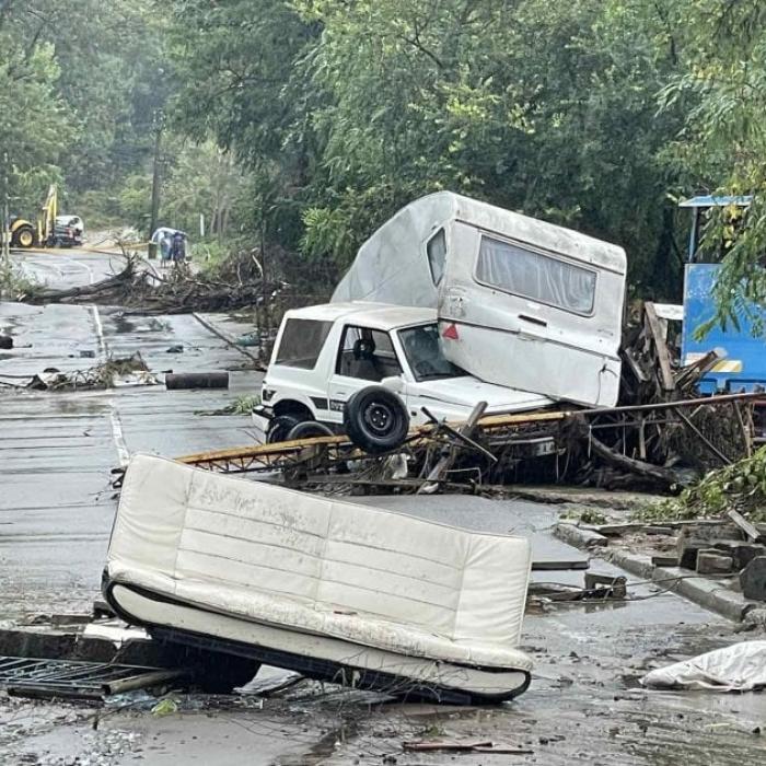 Destinațiile de vacanță favorite ale românilor, măturate de furtuni violente și ploi