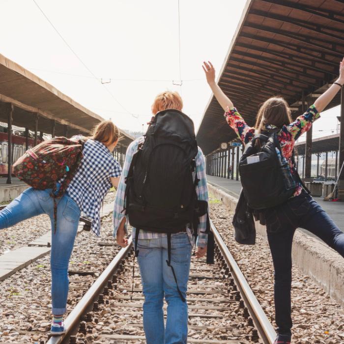 Noi facilități pentru transportul elevilor și studenților, anunțate de premierul Ciolacu