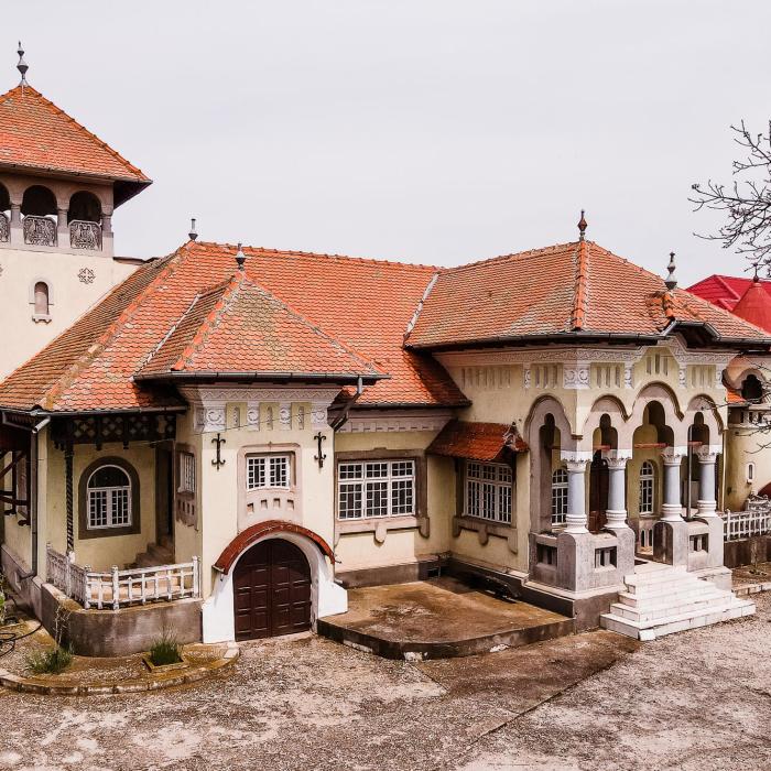 O bijuterie arhitecturală în stil neoromânesc este scoasă la vânzare