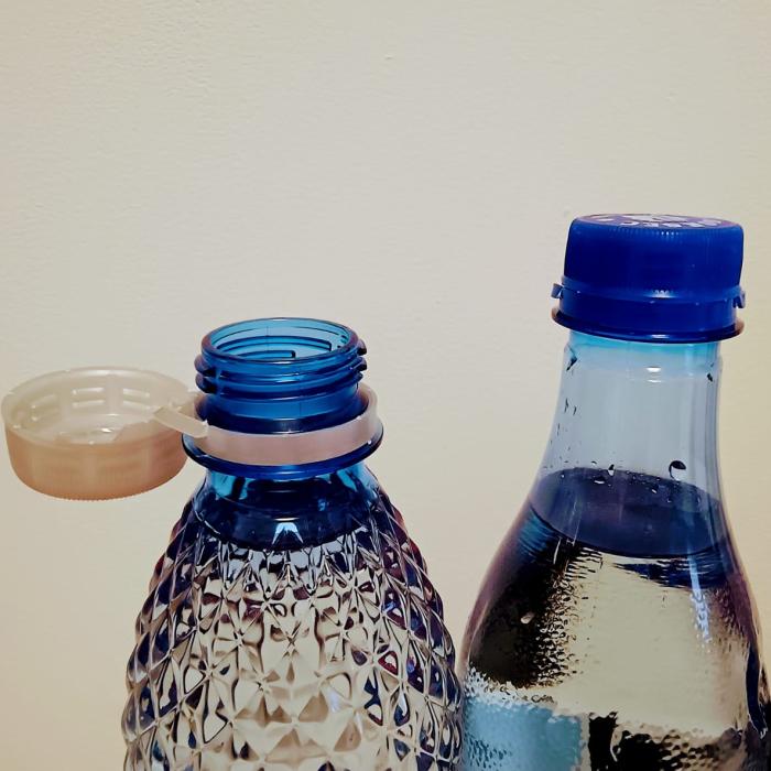 Capacele ataşate de sticle. De unde a pornit ideea, care este scopul şi cât costă