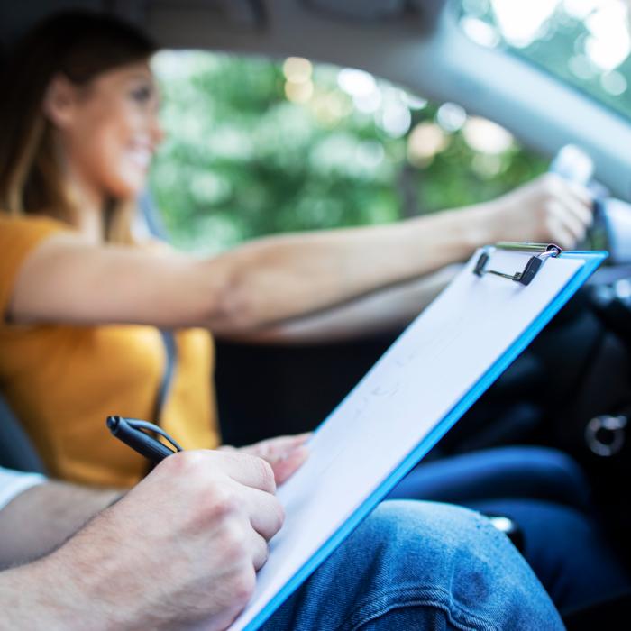 Permisul auto se va obține mai ușor. Modificările Codului Rutier urmează să fie adoptate