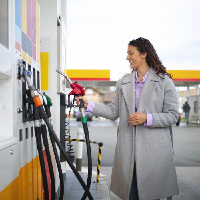 Prețul motorinei standard a coborât mult sub 8 lei/litru. Benzina, tot mai ieftină