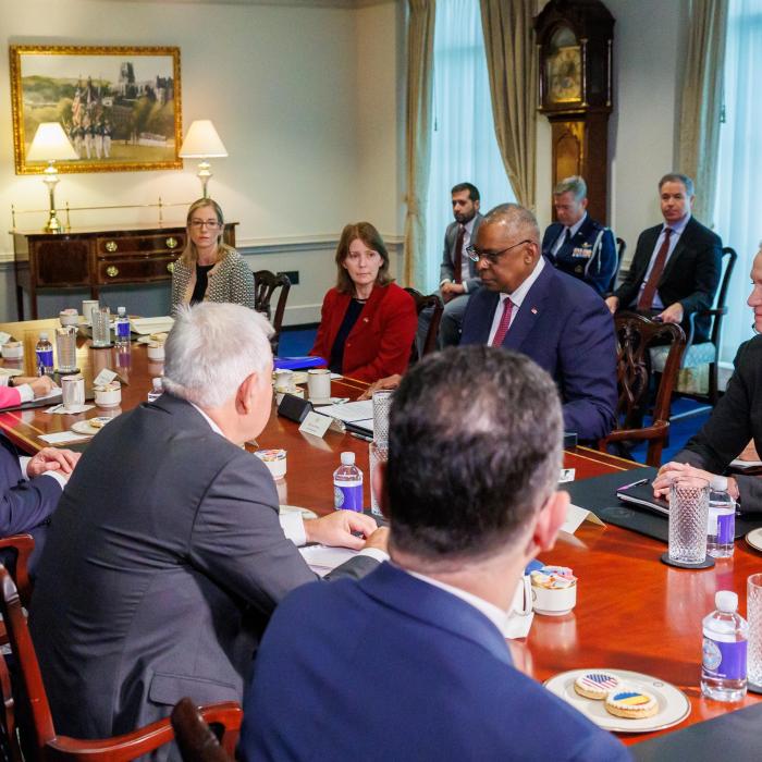 Ciolacu, la întâlnirea Lloyd J. Austin, despre necesitatea cooperării în materie de securitate cu SUA, dar și de un angajament economic puternic