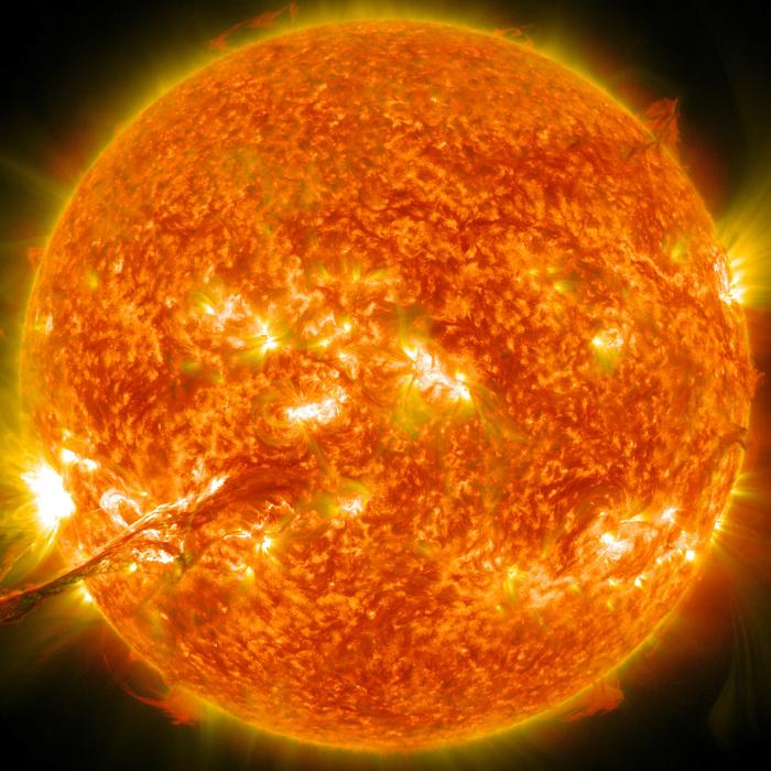 Furtuni geomagnetice vor lovi Pământul în această noapte. Care sunt efectele