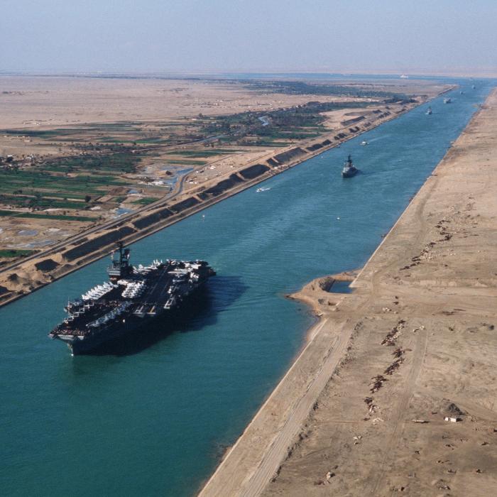 Canalul Suez, închis pentru companiile de transport maritim