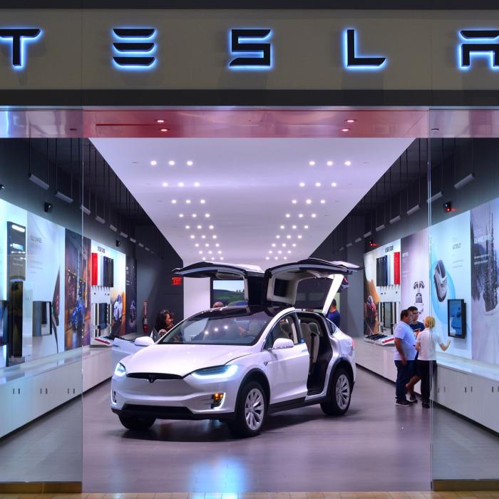 Un robot dintr-o fabrică Tesla a scăpat de sub control și a rănit un angajat. Victima este un inginer software