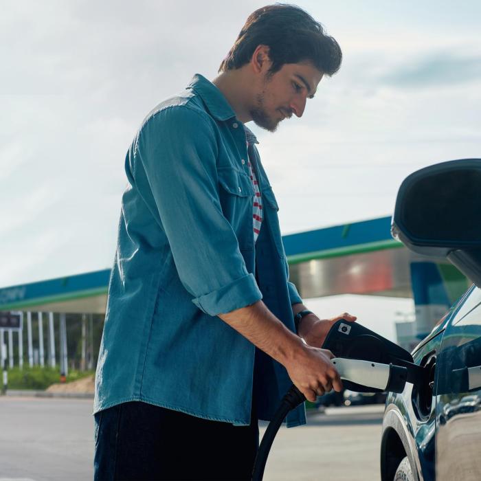 OMV Petrom cumpără cea mai mare rețea de stații de încărcare pentru vehicule electrice