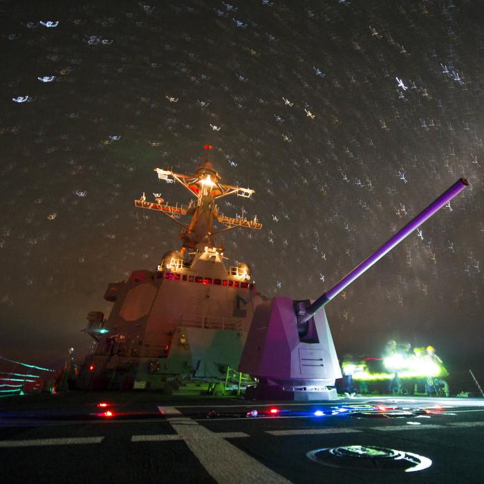 De ce US Navy nu folosește tunurile cu laser ca să doboare proiectilele lansate de houthi în Marea Roșie