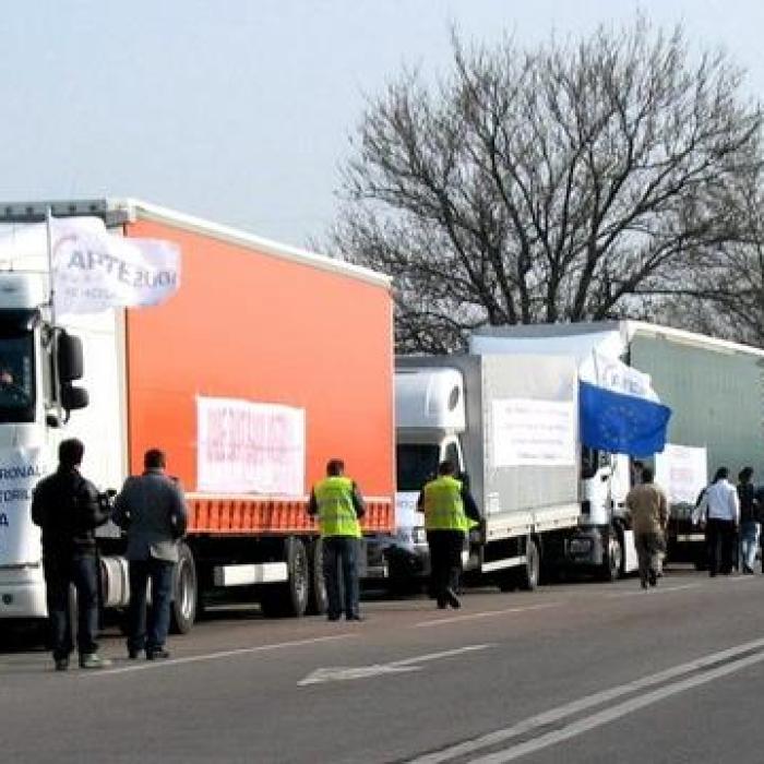 Fermierii şi transportatorii, scandal la intrarea în Bucureşti. Protestatarii nu au fost lăsaţi să intre cu utilajele în Capitală