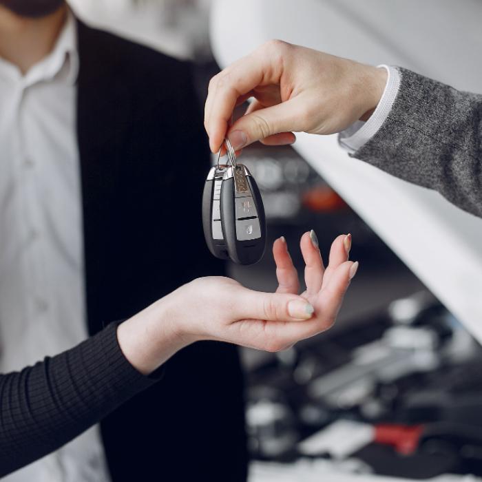 Un gigant al închirierilor auto vinde 20.000 de mașini electrice pentru a cumpăra altele cu motor termic