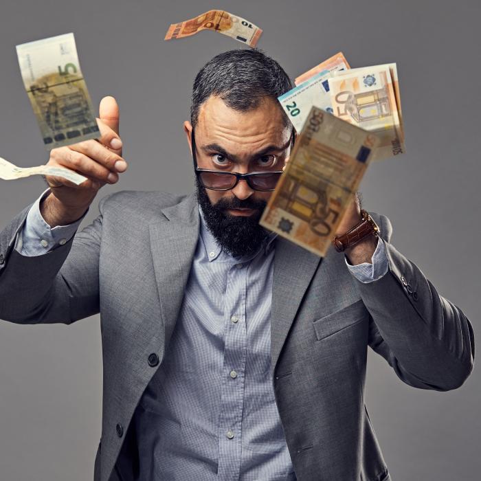 UE interzice plățile în numerar de peste 10.000 de euro