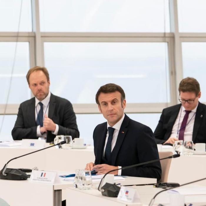 Macron a cerut industriei militare să treacă la ”economia de război”
