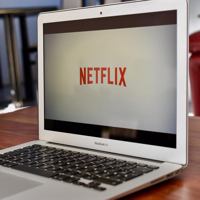 Acțiunile Netflix au crescut, miercuri, cu 10%. Record de abonaţi