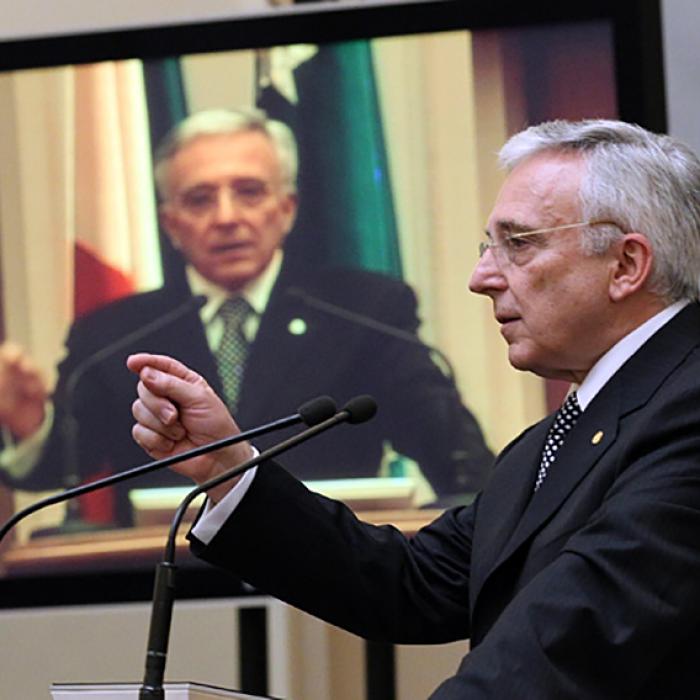 Avertisment BNR: Au apărut postări tip deepfake care îl implică pe Mugur Isărescu