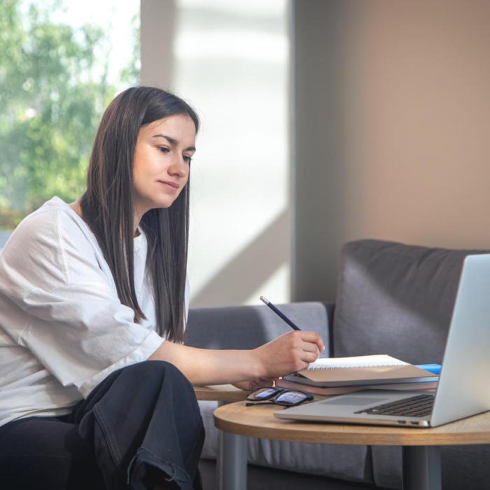 Românii scapă de unele drumuri la ghișee. Mai multe documente se pot obține online