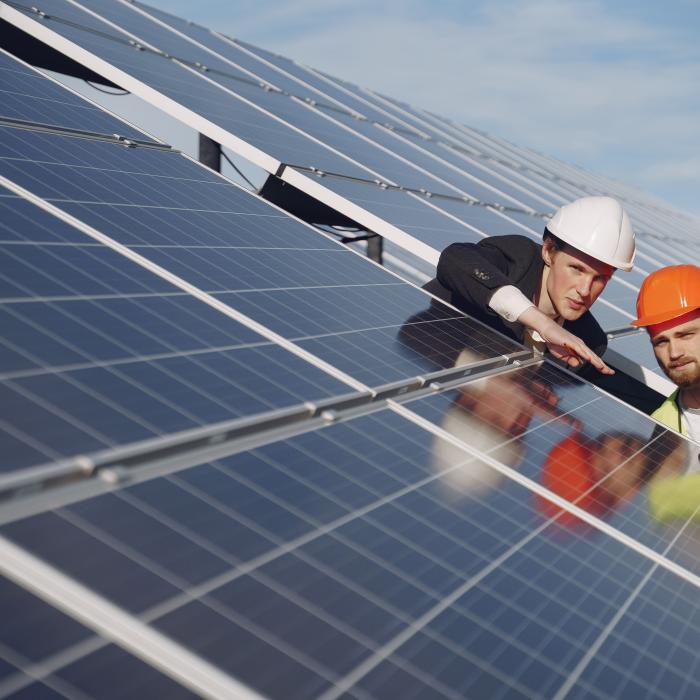 Taxa pe soare. Asociația prosumatorilor îl contrazice pe ministrul Energiei