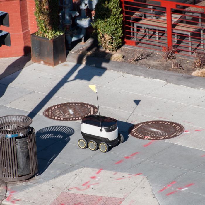 Roboții livratori folosiți de Uber Eats vin în sprijinul populației îmbătrânite din Tokyo