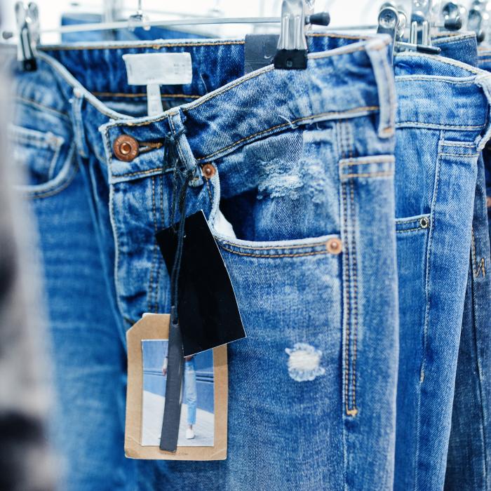 Cercetătorii propun o metodă mai ecologică de vopsire a blugilor