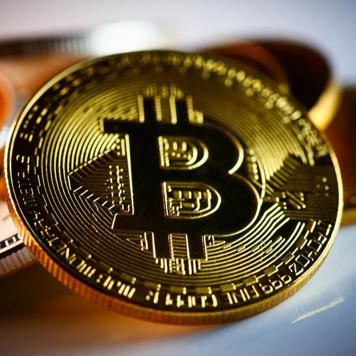 Bitcoin crește frenetic, se apropie de maximul istoric