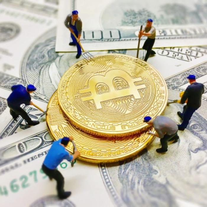 Aurul și Bitcoin bat recordul absolut. Cea mai valoroasă criptomonedă se apropie de pragul de 70.000 dolari