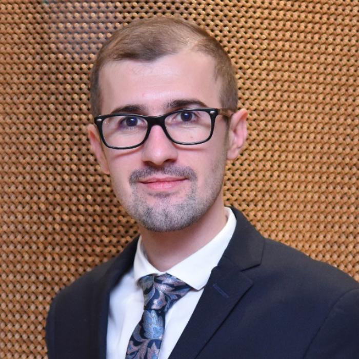 Adrian Vintilă, despre panourile fotovoltaice: Acoperișurile blocurilor au un potențial uriaș