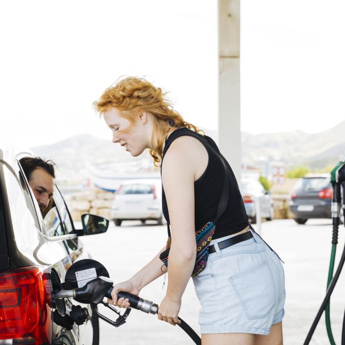 Benzina s-a scumpit de 1 aprilie. Cu cât se vând carburanții astăzi 