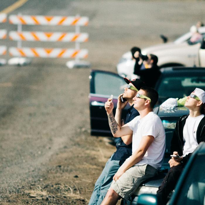 O șansă care „pică din cer”: Americanii se pregătesc pentru eclipsa totală