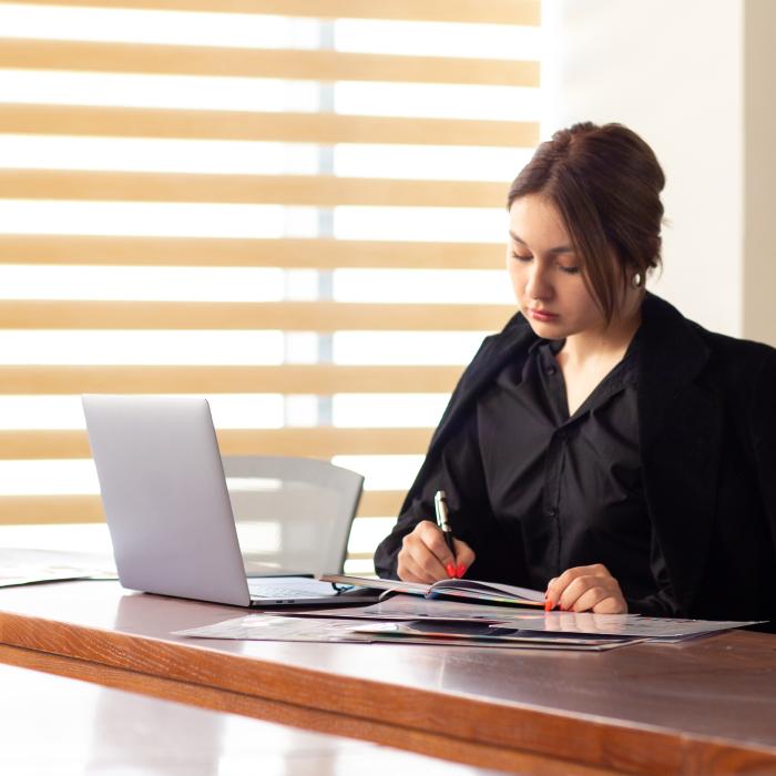 Sondaj: 47% dintre salariaţi îşi caută un nou loc de muncă. Un singur lucru i-ar face să se răzgândească