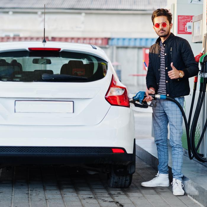 Motorina, mai ieftină la început de săptămână. Benzina mult mai scumpă