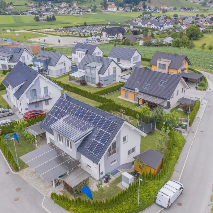 Românii cu panouri fotovoltaice vor putea să dea energie vecinilor