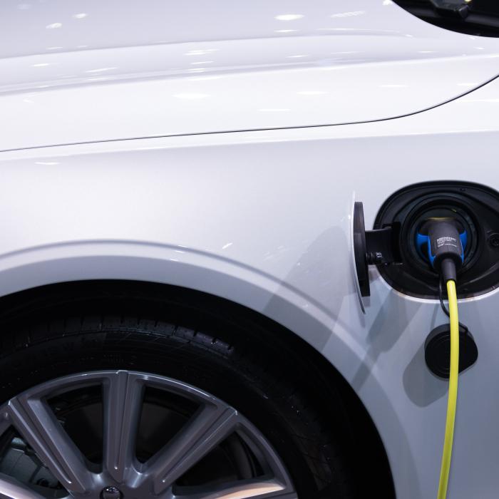 General Motors își reduce producția de mașini electrice pe fondul cererii scăzute