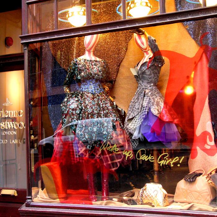 Garderoba lui Vivienne Westwood, scoasă la licitație 