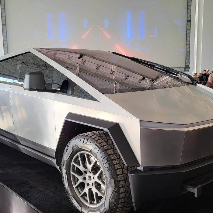 Tesla recheamă aproape toate Cybertruck-urile în service, pentru a patra oară la rând