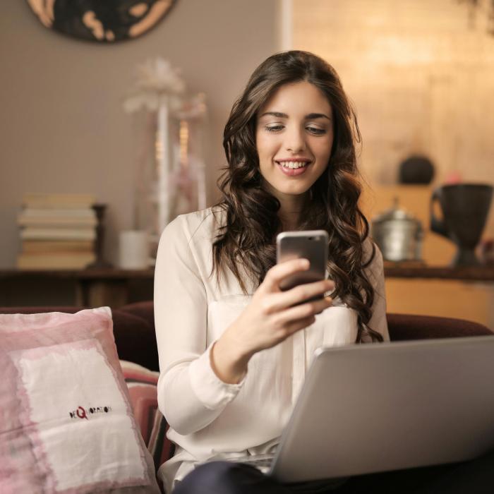 SMS-urile revin la modă. Angajatorii redescoperă avantajele acestora în relaţia cu salariaţii