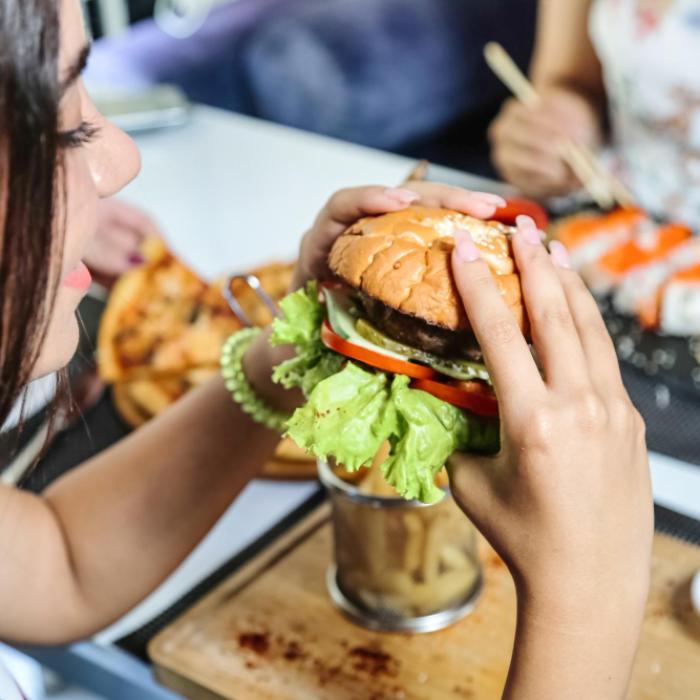 Inflația împinge oamenii să renunțe la fast-food, gătitul acasă devine mai atractiv