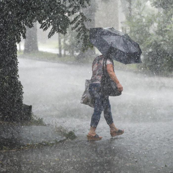 Ploi și vijelii în 11 județe. Avertizare ANM