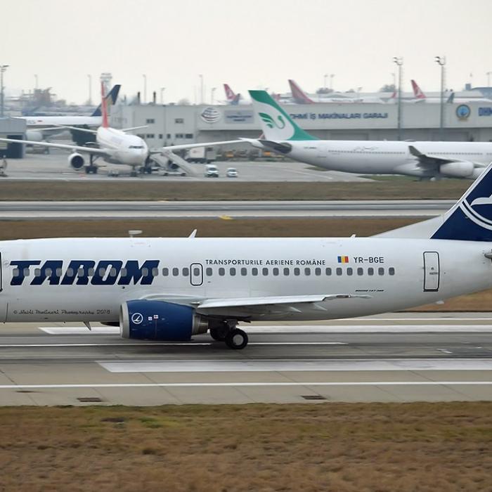 Compania TAROM, dată în judecată pentru lipsă de transparență: "Contracte ținute la secret"