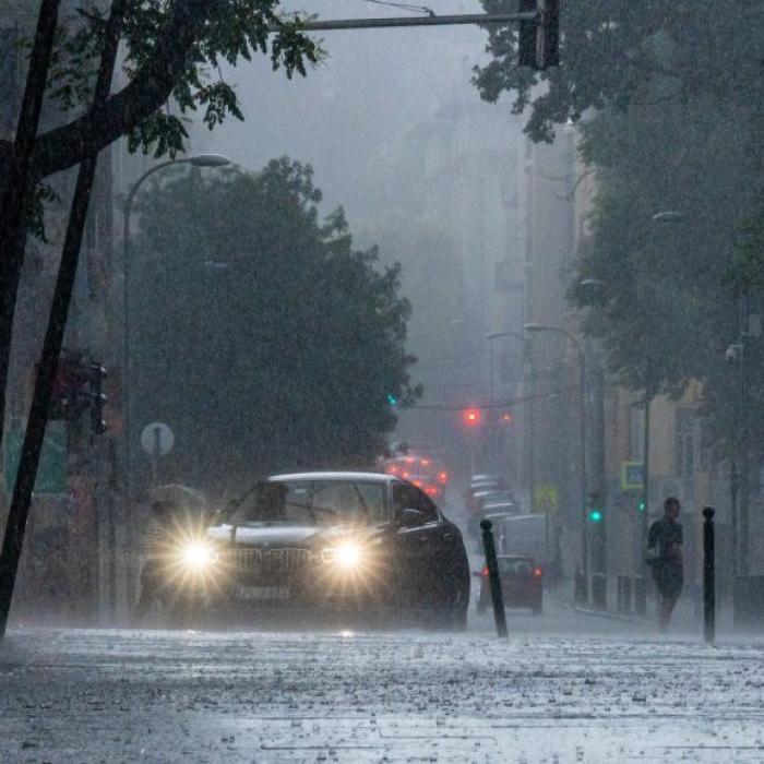 Ploi abundente, tunete și fulgere în cinci județe, până mâine dimineață 