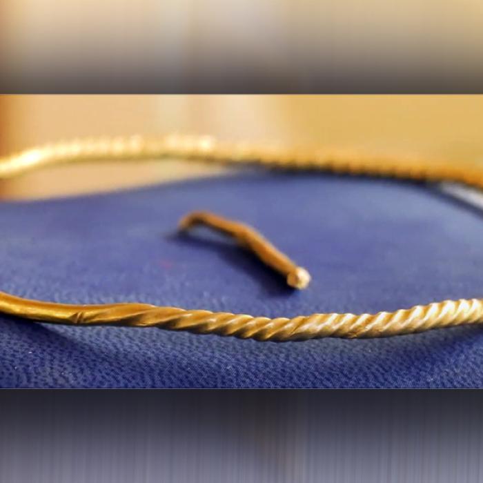 O brătară dacică din aur masiv se vinde la licitație