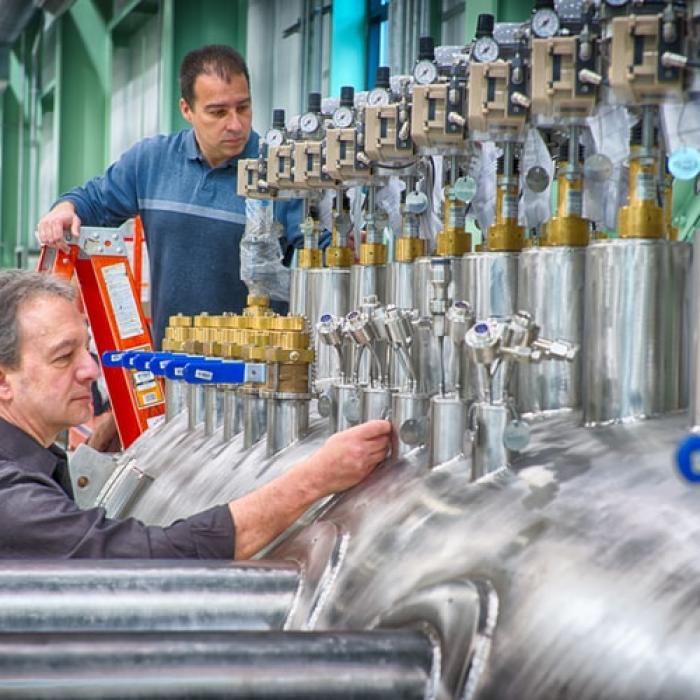 Cât ar trebui să fie salariul minim în România