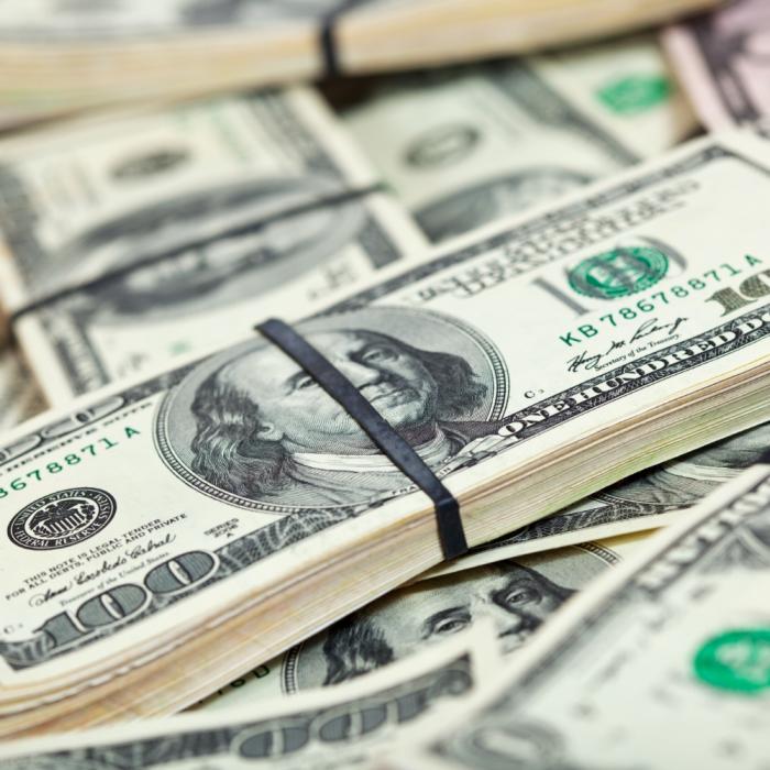 Dolarul, aproape de un maxim al ultimelor săptămâni