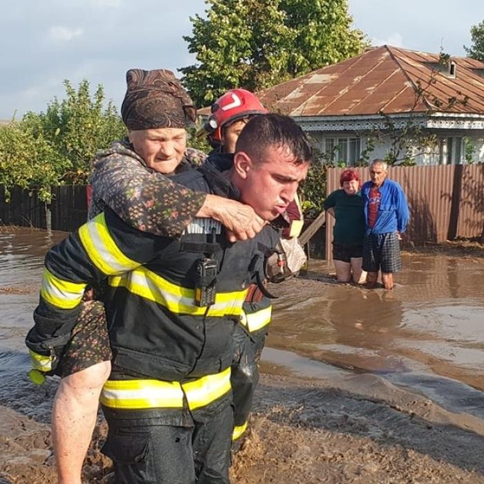 Premierul Ciolacu, în zona inundațiilor: Prioritatea este salvarea de vieți omenești 