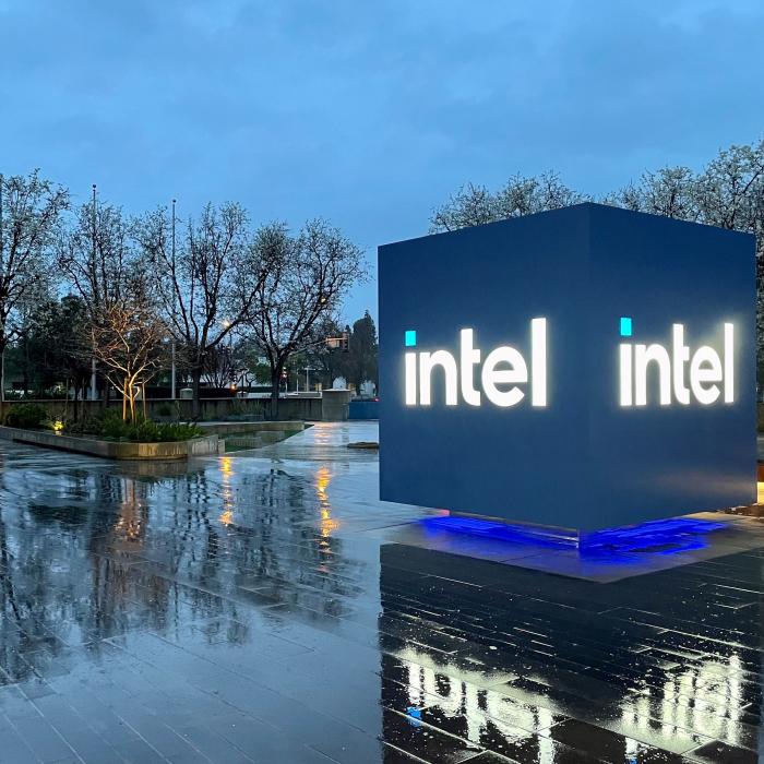 Intel intră în jocul Pentagonului: subvenții de miliarde pentru cipuri militare