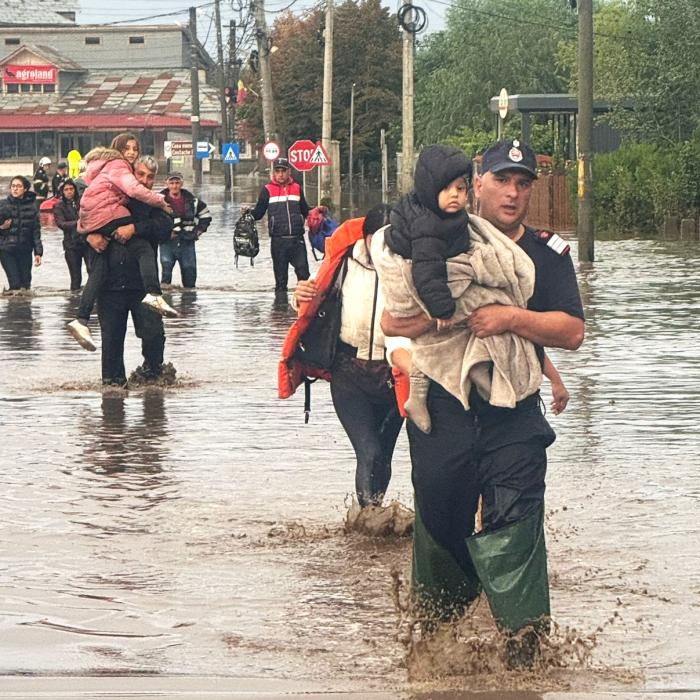 Ravagii provocate de inundații: Gospodării distruse, drumuri închise, oameni evacuați, sate izolate