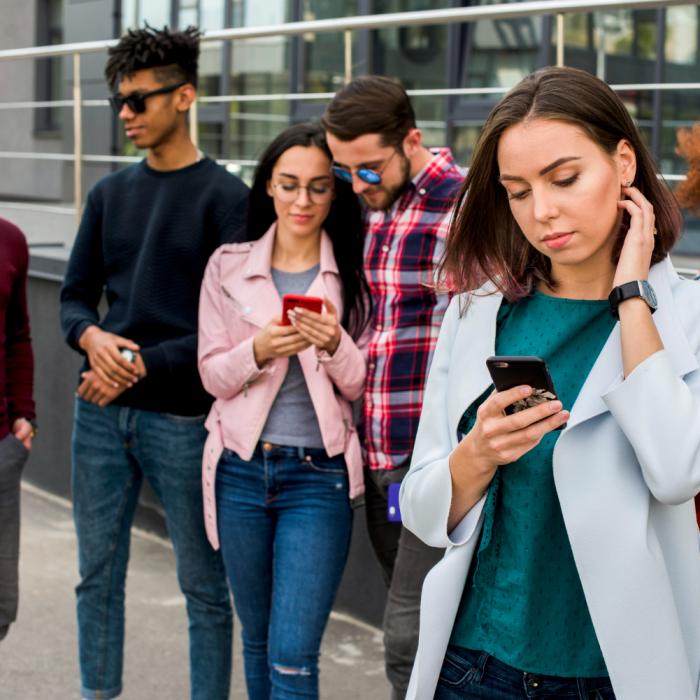 Care este metoda prin care rețelele sociale ne țin captivi. Semnale de alarmă trase de foști șefi din industrie