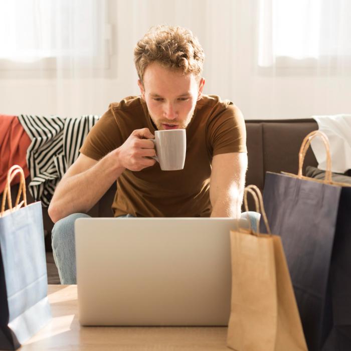 Febra reducerilor bate la ușă: Black Friday vine mai devreme, dar portofelul cere prudență